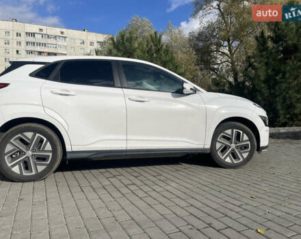 Белый Хендай Kona Electric, объемом двигателя 0 л и пробегом 123 тыс. км за 18000 $, фото 2 на Automoto.ua