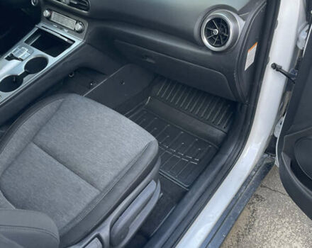 Белый Хендай Kona Electric, объемом двигателя 0 л и пробегом 123 тыс. км за 18000 $, фото 8 на Automoto.ua