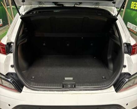 Белый Хендай Kona Electric, объемом двигателя 0 л и пробегом 88 тыс. км за 21400 $, фото 10 на Automoto.ua