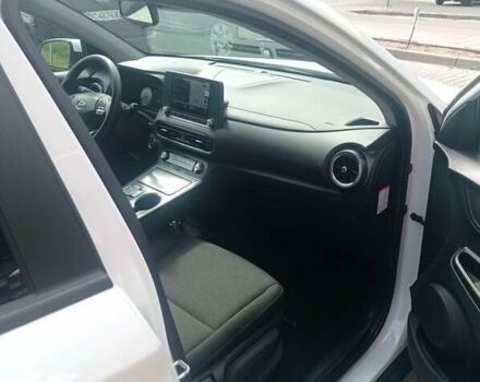 Белый Хендай Kona Electric, объемом двигателя 0 л и пробегом 28 тыс. км за 21300 $, фото 12 на Automoto.ua