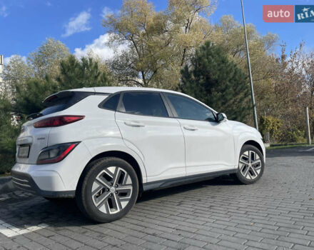 Белый Хендай Kona Electric, объемом двигателя 0 л и пробегом 123 тыс. км за 18000 $, фото 1 на Automoto.ua