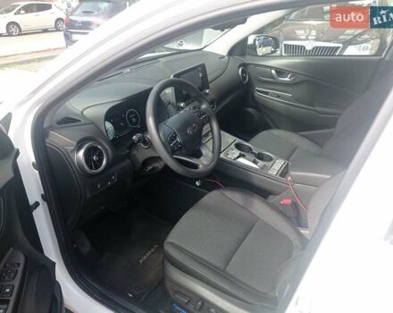 Белый Хендай Kona Electric, объемом двигателя 0 л и пробегом 28 тыс. км за 21300 $, фото 10 на Automoto.ua