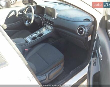 Белый Хендай Kona Electric, объемом двигателя 0 л и пробегом 40 тыс. км за 7800 $, фото 6 на Automoto.ua