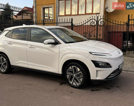 Белый Хендай Kona Electric, объемом двигателя 0 л и пробегом 39 тыс. км за 19100 $, фото 3 на Automoto.ua