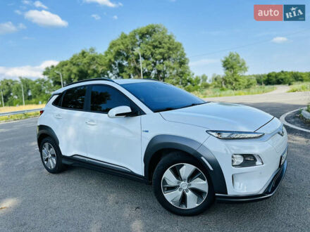 Хендай Kona Electric 2019 в Киеве на Automoto.ua Белый Хендай Kona Electric, объемом двигателя 0 л и пробегом 17 тыс. км за 17300 $, фото 1 на Automoto.ua