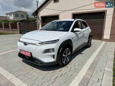 Хендай Kona Electric 2020 у Тернополі на Automoto.ua Білий Хендай Kona Electric, об'ємом двигуна 0 л та пробігом 133 тис. км за 18749 $, фото 1 на Automoto.ua