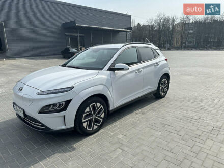 Хендай Kona Electric 2021 у Кременчуге на Automoto.ua Білий Хендай Kona Electric, об'ємом двигуна 0 л та пробігом 52 тис. км за 21500 $, фото 1 на Automoto.ua