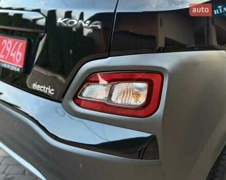 Черный Хендай Kona Electric, объемом двигателя 0 л и пробегом 125 тыс. км за 18599 $, фото 19 на Automoto.ua
