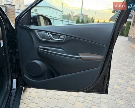 Черный Хендай Kona Electric, объемом двигателя 0 л и пробегом 125 тыс. км за 18599 $, фото 69 на Automoto.ua