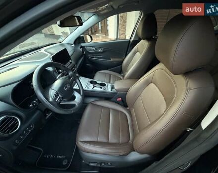 Черный Хендай Kona Electric, объемом двигателя 0 л и пробегом 125 тыс. км за 18599 $, фото 40 на Automoto.ua