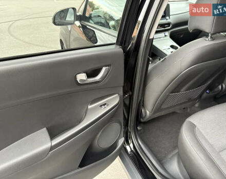 Черный Хендай Kona Electric, объемом двигателя 0 л и пробегом 30 тыс. км за 17200 $, фото 30 на Automoto.ua