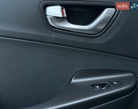 Черный Хендай Kona Electric, объемом двигателя 0 л и пробегом 80 тыс. км за 23100 $, фото 85 на Automoto.ua