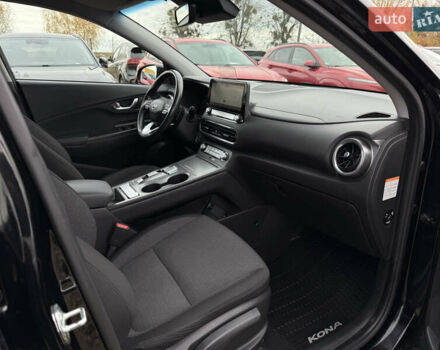 Черный Хендай Kona Electric, объемом двигателя 0 л и пробегом 83 тыс. км за 20700 $, фото 88 на Automoto.ua