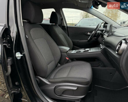 Черный Хендай Kona Electric, объемом двигателя 0 л и пробегом 83 тыс. км за 20700 $, фото 90 на Automoto.ua