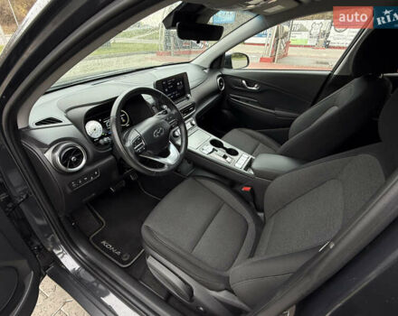 Черный Хендай Kona Electric, объемом двигателя 0 л и пробегом 20 тыс. км за 16999 $, фото 16 на Automoto.ua