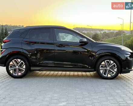 Черный Хендай Kona Electric, объемом двигателя 0 л и пробегом 44 тыс. км за 16999 $, фото 7 на Automoto.ua