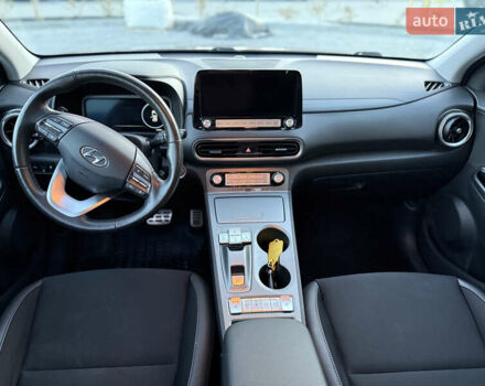 Коричневый Хендай Kona Electric, объемом двигателя 0 л и пробегом 63 тыс. км за 17300 $, фото 6 на Automoto.ua