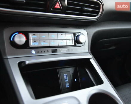 Красный Хендай Kona Electric, объемом двигателя 0 л и пробегом 125 тыс. км за 17500 $, фото 28 на Automoto.ua