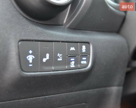 Красный Хендай Kona Electric, объемом двигателя 0 л и пробегом 125 тыс. км за 17500 $, фото 45 на Automoto.ua