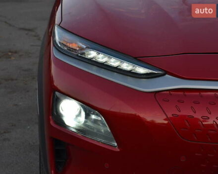 Красный Хендай Kona Electric, объемом двигателя 0 л и пробегом 125 тыс. км за 17500 $, фото 23 на Automoto.ua