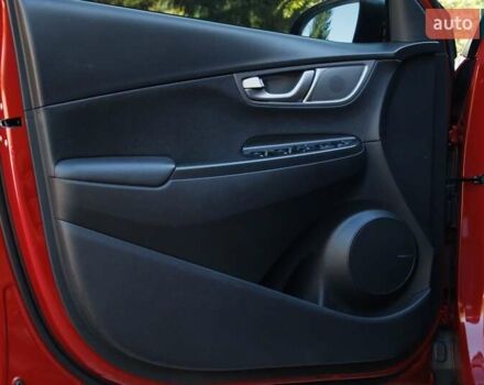 Красный Хендай Kona Electric, объемом двигателя 0 л и пробегом 89 тыс. км за 17950 $, фото 56 на Automoto.ua