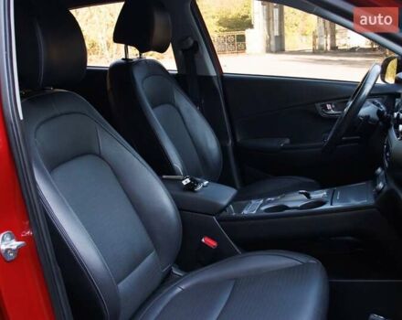 Красный Хендай Kona Electric, объемом двигателя 0 л и пробегом 89 тыс. км за 17950 $, фото 78 на Automoto.ua