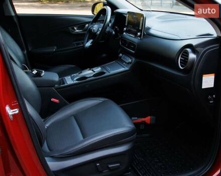 Красный Хендай Kona Electric, объемом двигателя 0 л и пробегом 89 тыс. км за 17950 $, фото 77 на Automoto.ua