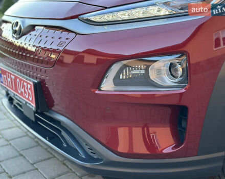 Красный Хендай Kona Electric, объемом двигателя 0 л и пробегом 99 тыс. км за 18350 $, фото 9 на Automoto.ua
