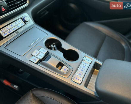 Красный Хендай Kona Electric, объемом двигателя 0 л и пробегом 99 тыс. км за 18350 $, фото 16 на Automoto.ua