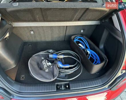 Красный Хендай Kona Electric, объемом двигателя 0 л и пробегом 99 тыс. км за 18350 $, фото 20 на Automoto.ua