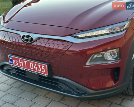 Красный Хендай Kona Electric, объемом двигателя 0 л и пробегом 99 тыс. км за 18350 $, фото 8 на Automoto.ua