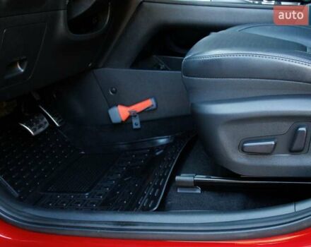 Красный Хендай Kona Electric, объемом двигателя 0 л и пробегом 89 тыс. км за 17950 $, фото 61 на Automoto.ua