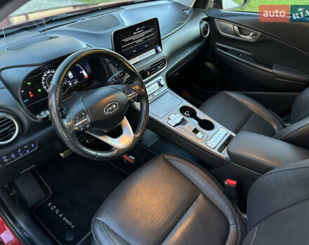 Красный Хендай Kona Electric, объемом двигателя 0 л и пробегом 99 тыс. км за 18350 $, фото 17 на Automoto.ua