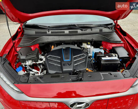 Красный Хендай Kona Electric, объемом двигателя 0 л и пробегом 100 тыс. км за 17900 $, фото 48 на Automoto.ua