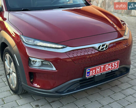 Красный Хендай Kona Electric, объемом двигателя 0 л и пробегом 99 тыс. км за 18350 $, фото 7 на Automoto.ua