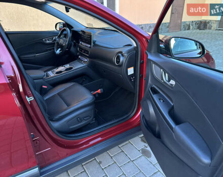 Красный Хендай Kona Electric, объемом двигателя 0 л и пробегом 99 тыс. км за 18350 $, фото 25 на Automoto.ua