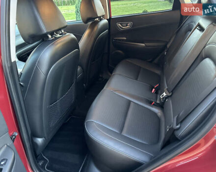 Красный Хендай Kona Electric, объемом двигателя 0 л и пробегом 99 тыс. км за 18350 $, фото 19 на Automoto.ua