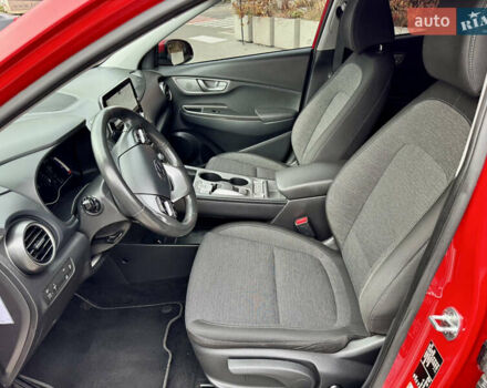 Красный Хендай Kona Electric, объемом двигателя 0 л и пробегом 100 тыс. км за 17900 $, фото 28 на Automoto.ua