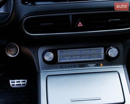 Красный Хендай Kona Electric, объемом двигателя 0 л и пробегом 89 тыс. км за 17950 $, фото 80 на Automoto.ua