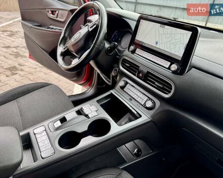 Красный Хендай Kona Electric, объемом двигателя 0 л и пробегом 100 тыс. км за 17900 $, фото 36 на Automoto.ua