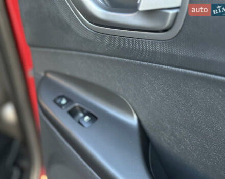 Красный Хендай Kona Electric, объемом двигателя 0 л и пробегом 99 тыс. км за 18350 $, фото 23 на Automoto.ua