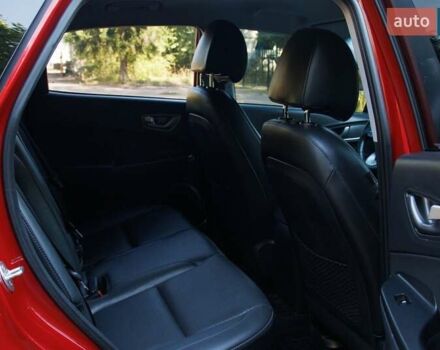 Красный Хендай Kona Electric, объемом двигателя 0 л и пробегом 89 тыс. км за 17950 $, фото 86 на Automoto.ua