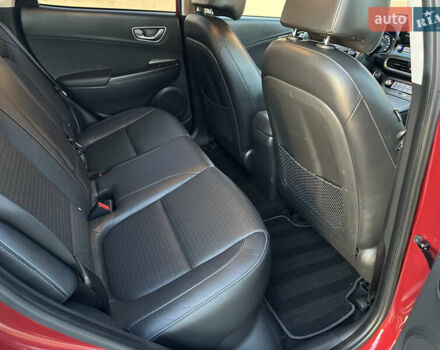 Красный Хендай Kona Electric, объемом двигателя 0 л и пробегом 99 тыс. км за 18350 $, фото 24 на Automoto.ua