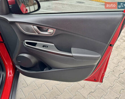 Красный Хендай Kona Electric, объемом двигателя 0 л и пробегом 100 тыс. км за 17900 $, фото 35 на Automoto.ua