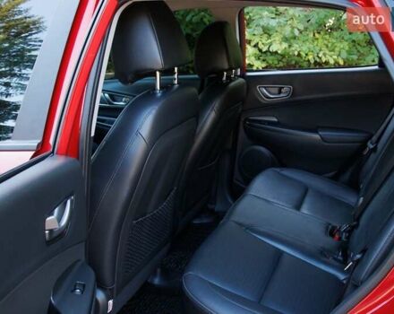 Красный Хендай Kona Electric, объемом двигателя 0 л и пробегом 89 тыс. км за 17950 $, фото 90 на Automoto.ua