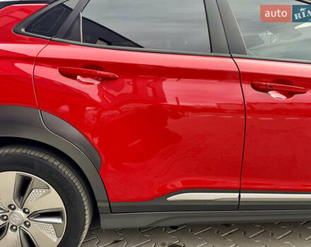 Красный Хендай Kona Electric, объемом двигателя 0 л и пробегом 100 тыс. км за 17900 $, фото 20 на Automoto.ua