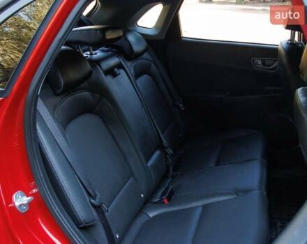 Красный Хендай Kona Electric, объемом двигателя 0 л и пробегом 89 тыс. км за 17950 $, фото 88 на Automoto.ua