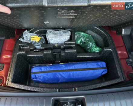 Красный Хендай Kona Electric, объемом двигателя 0 л и пробегом 99 тыс. км за 18350 $, фото 21 на Automoto.ua