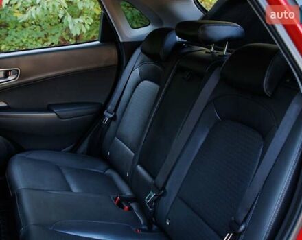 Красный Хендай Kona Electric, объемом двигателя 0 л и пробегом 89 тыс. км за 17950 $, фото 91 на Automoto.ua