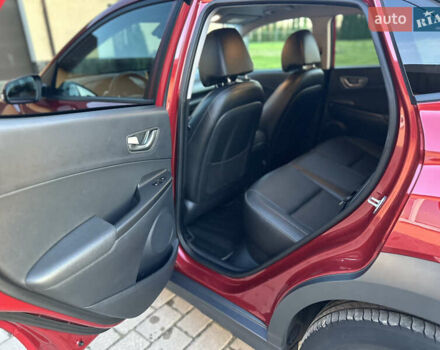 Красный Хендай Kona Electric, объемом двигателя 0 л и пробегом 99 тыс. км за 18350 $, фото 18 на Automoto.ua